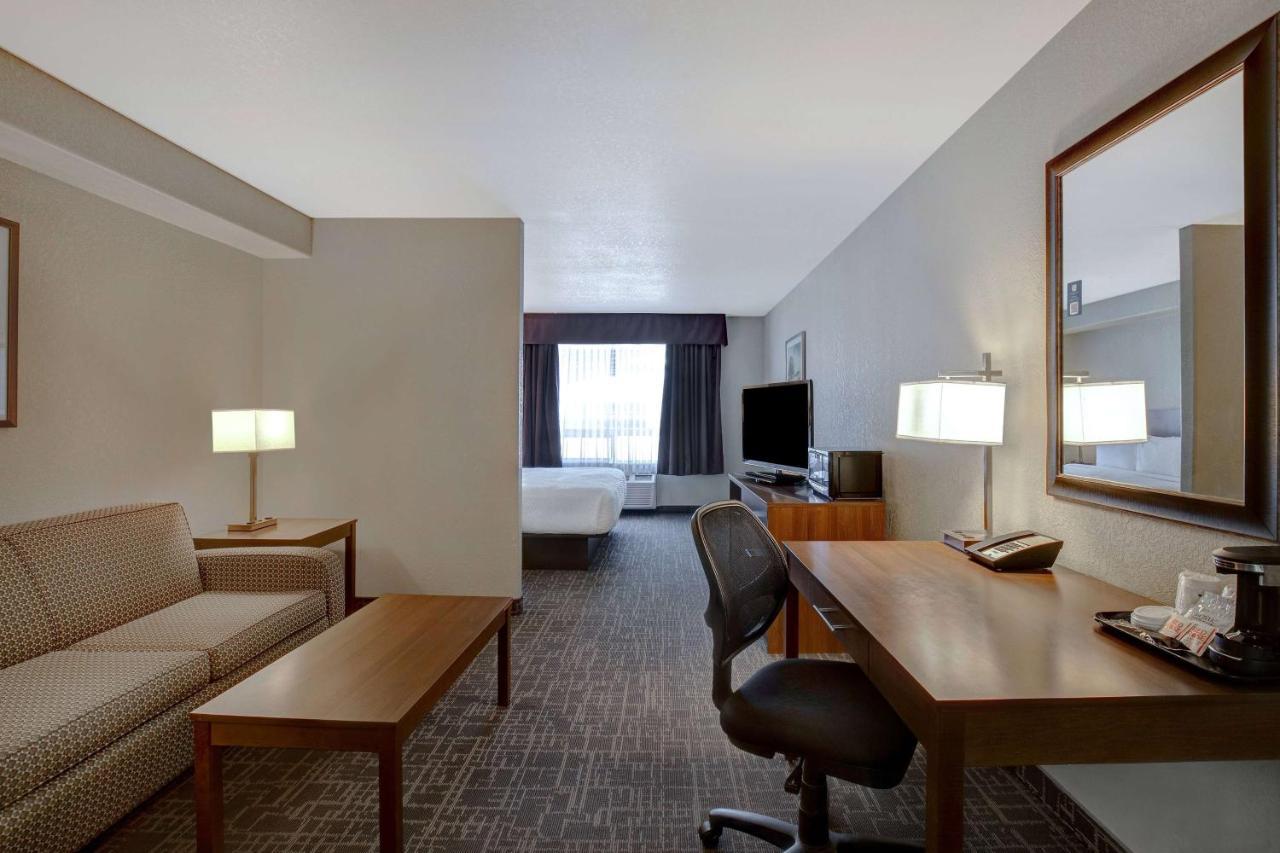 Days Inn & Suites By Wyndham Йорктон Екстер'єр фото