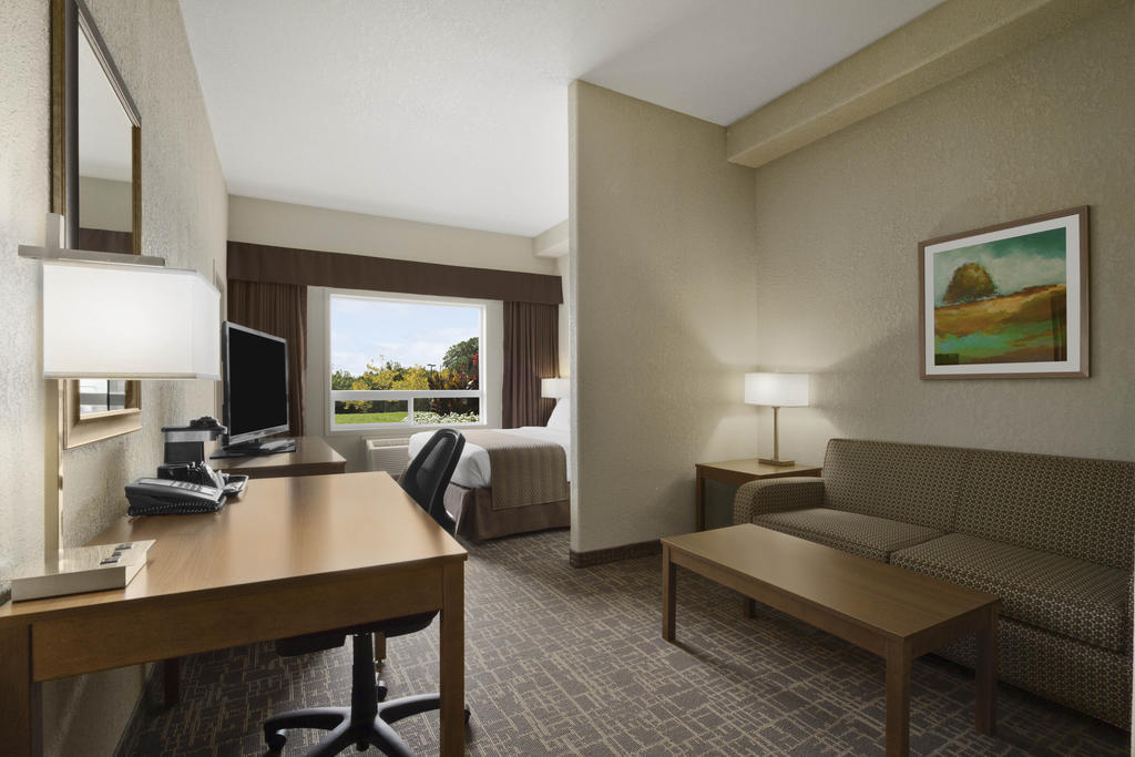 Days Inn & Suites By Wyndham Йорктон Екстер'єр фото